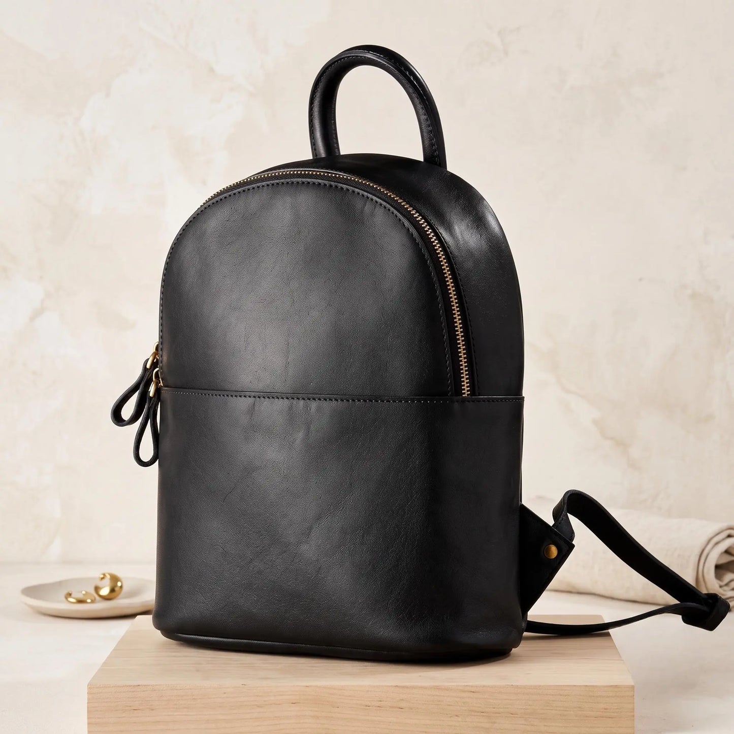 Full-Grain Leather Backpack – Timeless Style for Everyday Adventures